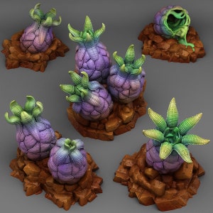 以下が含まれることがあります： 緑と紫の色をした、ミニチュアのエイリアンの植物の彫刻が5つあります。それぞれの植物は岩の土台の上にあり、ユニークな形と質感を持っています。