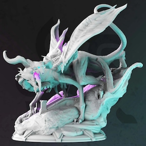 Puede incluir: Una figura esculpida blanca y detallada de un dragón con las alas extendidas. El dragón está posado sobre una base rocosa con una superficie texturizada.