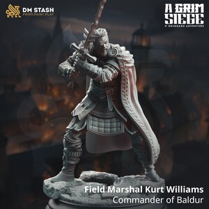 Op de afbeelding: Een gedetailleerd beeldje van Veldmaarschalk Kurt Williams, Commandant van Baldur, met een zwaard. Het figuur is gekleed in een harnas en een cape, met de tekst "A Grim Siege" en "DM Stash" zichtbaar.