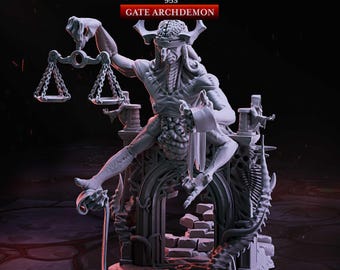 Może przedstawiać: Szara figurka Gate Archdemon, trzymająca wagę i transparent. Figurka ma szczegółowy design o wysokości 12,5 cm. Tekst "Demon's Gate 953" jest wyświetlany u góry.