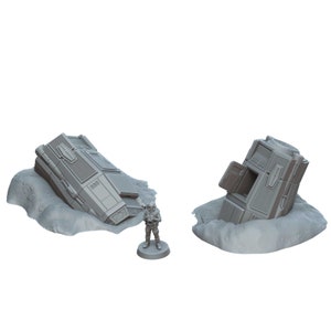 以下が含まれることがあります： 岩の多い表面に墜落した宇宙船のグレーで詳細なミニチュア。宇宙服を着た人のミニチュアフィギュアが、残骸の近くに立っている。