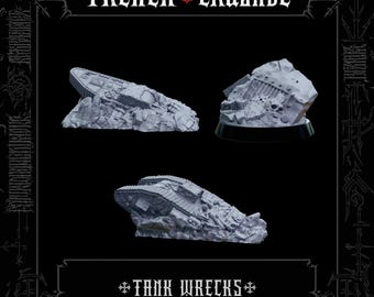 Puede incluir: Tres restos de tanques en miniatura de resina gris de Trench Crusade. El conjunto incluye dos cascos de tanque dañados parcialmente enterrados en escombros y una pieza de escombros con una calavera. El texto TRENCH CRUSADE y TANK WRECKS CARCASS FRONT es visible.
