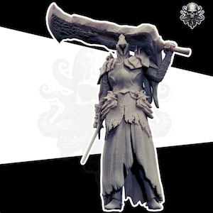 Könnte beinhalten: Graue Figur eines Kriegers in Rüstung, der ein großes Schwert über seinem Kopf und ein kleineres Schwert an seiner Seite hält. Der Krieger hat einen Helm und zerfetzte Kleidung. Ein Schädel- und Tentakel-Logo befindet sich in der oberen rechten Ecke.