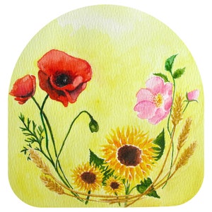 K&ouml;nnte beinhalten: Ein Aquarellgem&auml;lde auf hellgelbem Hintergrund mit einer Ansammlung leuchtend roter Mohnblumen, einer einzelnen rosa Wildrose, drei gelben Sonnenblumen mit dunkelbraunen Mitten und mehreren goldenen Weizen&auml;hren in einem Bogen.