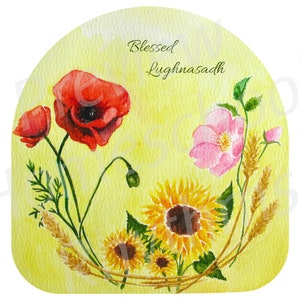 K&ouml;nnte beinhalten: Eine Aquarellillustration auf hellgelbem Hintergrund mit roten Mohnblumen, einer rosa Wildrose, gelben Sonnenblumen und goldenen Weizen&auml;hren. Der Text "Blessed Lughnasadh" ist in einer dunklen Schreibschrift oben in der Mitte abgebildet.