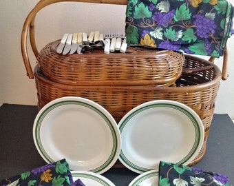 Juego de cesta de picnic vintage con platos, cubiertos y servilletas de uva – Cesta de picnic de mimbre – Juego de comedor para exteriores – Juego de picnic estilo granja