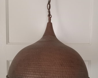 Lámpara colgante de cobre de mediados de siglo: cúpula martillada, estilo industrial