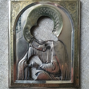 Vintage. Verzilverd koperen decor voor het icoon van de Moeder Gods op zoek naar de verlorenen
