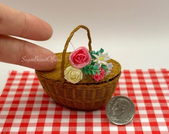 Dollhouse miniature wicker picnic basket ,Handwoven wicker basket ,Miniature basket