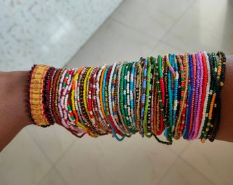 Conjunto africano de 15 pulseras, pulseras de cuentas de semillas de moda, pila de pulseras, pulseras multicolores, regalo para amigos, pulseras unisex, regalos