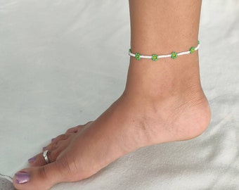 Dainty Green met witte Seed Beaded Daisy Flower Enkelband, Kralen enkelband, Surf enkelband, Enkelband, Boho sieraden, Handgemaakte enkelband stack