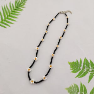 Black and White Daisy Flower Colorful Beaded Choker Necklace, Summer Choker, Flower Chain Bead Necklace, Seed Bead Necklace, Christmas Gifts