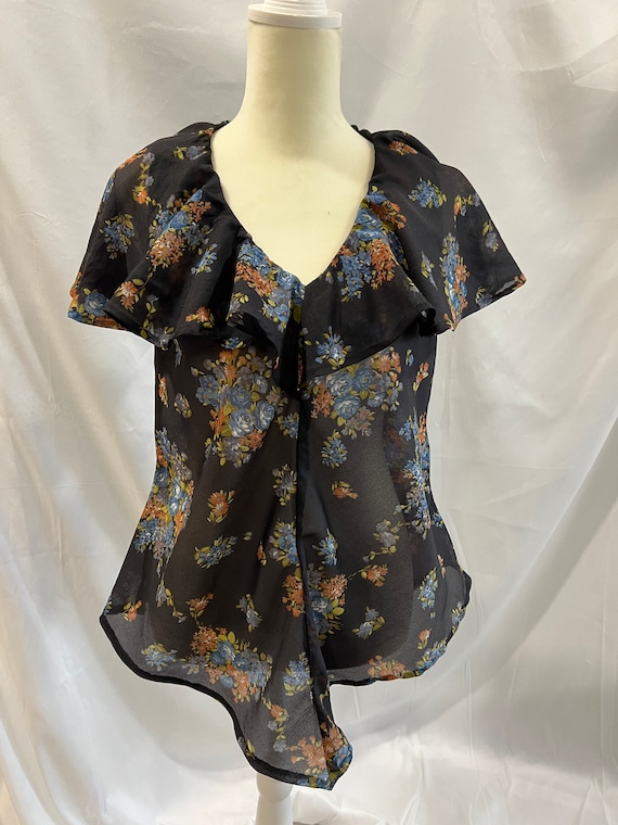 Black and flower print sleeveless ruffled blouse