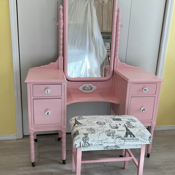 Apartamento parisino vintage, reciclado, tocador, cómoda con espejo y banco tapizado