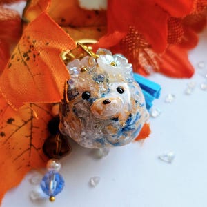 Portachiavi in marmo con orso blu, arancione e bianco con ciondolo con perline / Accessorio portachiavi carino e colorato / Ciondolo in argilla polimerica fatto a mano