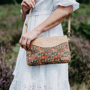 Vegane Handtasche "Peacie" für Bummler:innen aus Kork federleicht und weich. Umhängetaschen Schultertasche kleine Handtasche