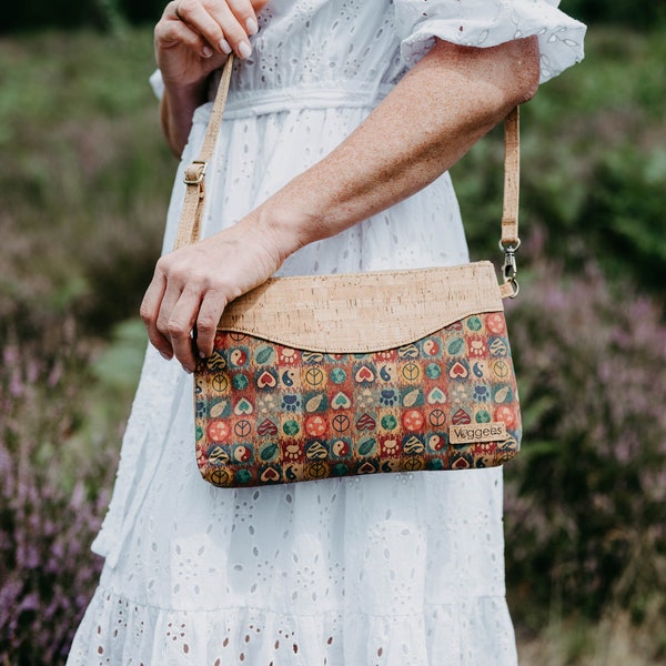 Vegane Handtasche "Peacie" für Bummler:innen aus Kork federleicht und weich. Umhängetaschen Schultertasche kleine Handtasche