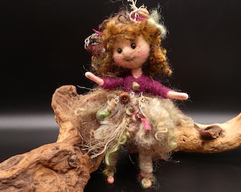 Kobold Mädchen Fantasy Waldkobold  Jahreszeitentisch Filzfigur Märchenwolle