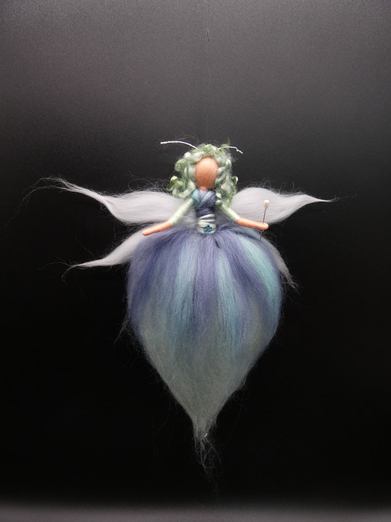 Schmetterlingsfee gefilzt farbenfroh Jahreszeitenfigur Frühlingsfee Märchenwolle Blau