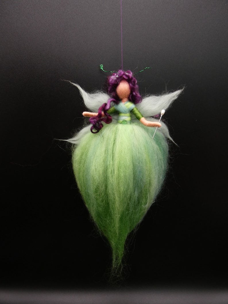 Schmetterlingsfee gefilzt farbenfroh Jahreszeitenfigur Frühlingsfee Märchenwolle Grün