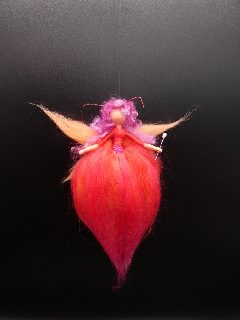 Schmetterlingsfee gefilzt farbenfroh Jahreszeitenfigur Frühlingsfee Märchenwolle Rot