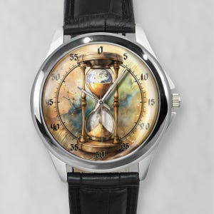 K&ouml;nnte beinhalten: Silberne Armbanduhr mit schwarzem Lederarmband. Das Zifferblatt zeigt ein Aquarell-Sanduhr-Design mit einer Weltkarte im Inneren. Der Hintergrund hat eine Vintage-Karten&auml;sthetik mit Minutenmarkierungen.