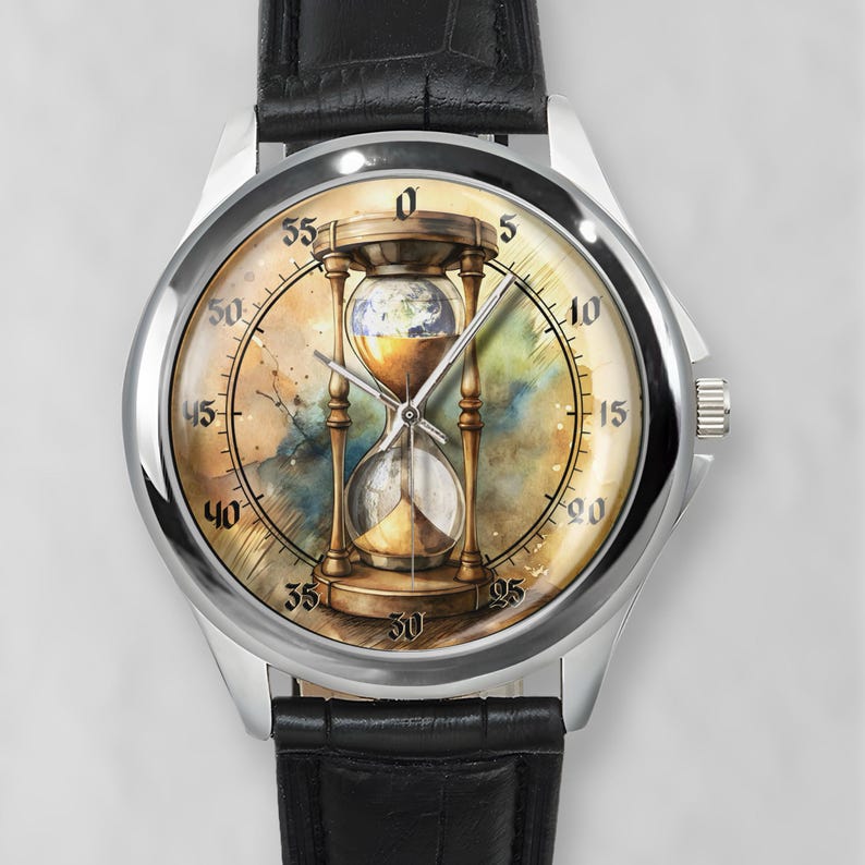 K&ouml;nnte beinhalten: Silberne Armbanduhr mit schwarzem Lederarmband. Das Zifferblatt zeigt ein Aquarell-Sanduhr-Design mit einer Weltkarte im Inneren. Der Hintergrund hat eine Vintage-Karten&auml;sthetik mit Minutenmarkierungen.