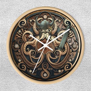 Puede incluir: Un reloj de pared redondo con marco de madera y un diseño detallado que presenta un casco vikingo con un pulpo y una espada. La esfera del reloj es negra con manecillas blancas y detalles dorados.