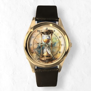 K&ouml;nnte beinhalten: Goldfarbene Armbanduhr mit schwarzem Lederarmband. Das Zifferblatt zeigt ein Sanduhr-Design mit einem Globus im Inneren, vor einem Aquarellhintergrund. Die Uhr hat eine klassische runde Form mit Minutenmarkierungen.