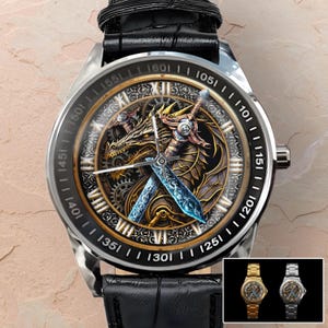 Peut inclure: Une montre argentée avec un bracelet en cuir noir. Le cadran de la montre présente un motif de dragon or et noir avec des épées et des engrenages. Les chiffres sur le cadran de la montre sont en chiffres romains et arabes.