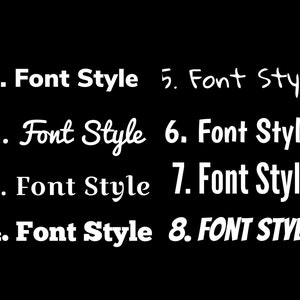 Puede incluir: Se muestran ocho estilos de fuente diferentes en texto blanco sobre un fondo negro. El texto incluye los n&uacute;meros del 1 al 8, seguidos de las palabras "Font Style".