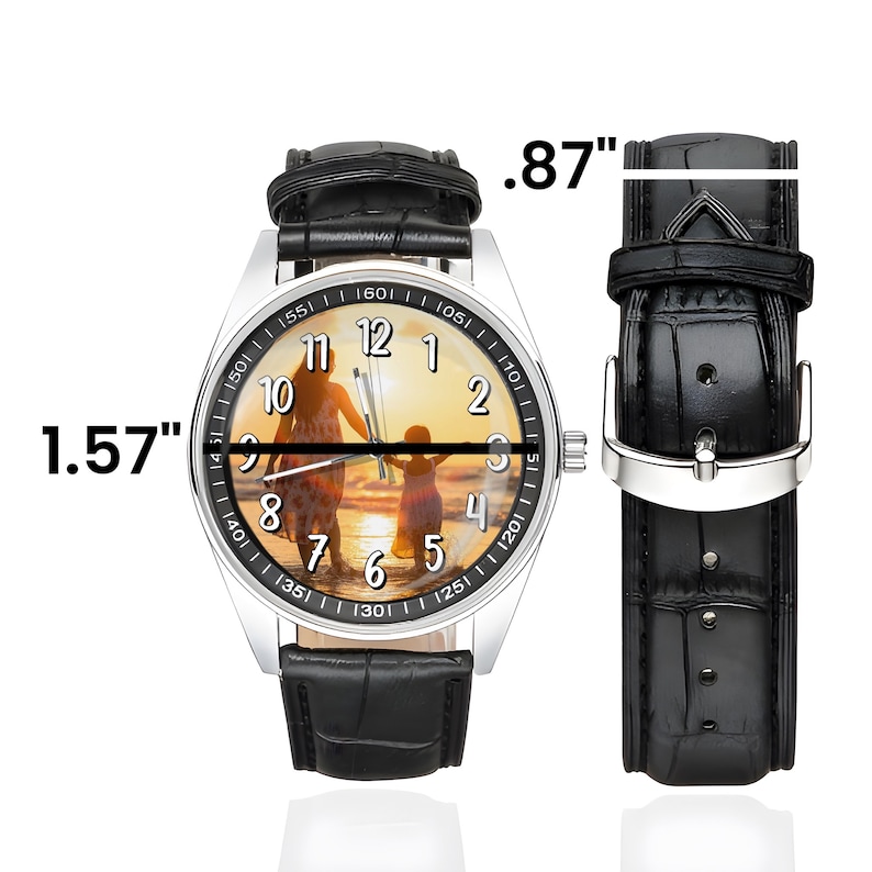 Puede incluir: Un reloj plateado con una correa de cuero negro. La esfera del reloj tiene una foto de una madre y un hijo en la playa. El reloj mide 4 cm de ancho y la correa 2,2 cm de ancho.