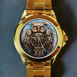 K&ouml;nnte beinhalten: Goldfarbene Armbanduhr mit detailliertem Eulen-Design. Das Zifferblatt zeigt eine Eule im Steampunk-Stil mit komplizierten Zahnr&auml;dern und einem blauen Hintergrund. Die Uhr hat ein goldenes Armband und ein rundes Zifferblatt.