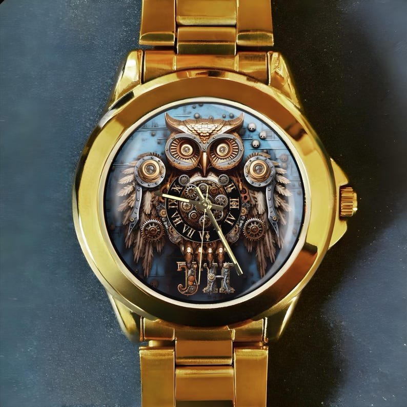 K&ouml;nnte beinhalten: Goldfarbene Armbanduhr mit detailliertem Eulen-Design. Das Zifferblatt zeigt eine Eule im Steampunk-Stil mit komplizierten Zahnr&auml;dern und einem blauen Hintergrund. Die Uhr hat ein goldenes Armband und ein rundes Zifferblatt.
