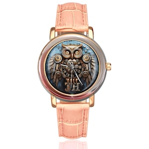 K&ouml;nnte beinhalten: Ros&eacute;goldene Armbanduhr mit einem Steampunk-Eulen-Design. Das Zifferblatt zeigt eine detaillierte Eulenillustration mit Zahnr&auml;dern und Fl&uuml;geln auf blauem Hintergrund. Die Uhr hat ein hellrosa Lederarmband.