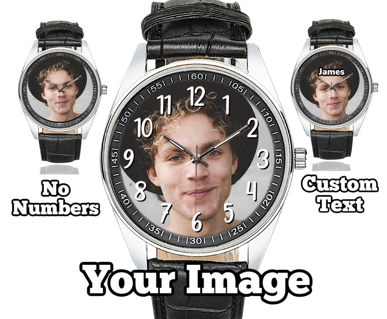 Puede incluir: Un reloj de pulsera de cuero negro con una esfera plateada. La esfera tiene n&uacute;meros negros y una foto en blanco y negro de una persona. El reloj tiene una correa de cuero negro.