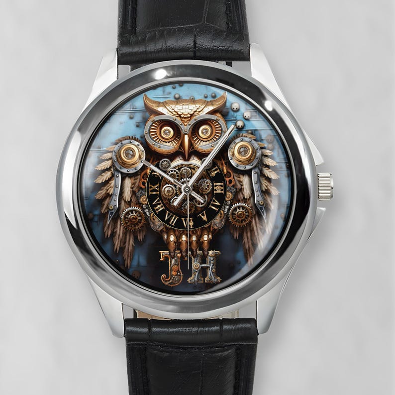 K&ouml;nnte beinhalten: Silberne Armbanduhr mit schwarzem Lederarmband. Das Zifferblatt zeigt ein detailliertes Steampunk-Eulen-Design mit Zahnr&auml;dern, r&ouml;mischen Ziffern und einem blauen Hintergrund. Die Eule hat goldene und bronzefarbene Akzente.