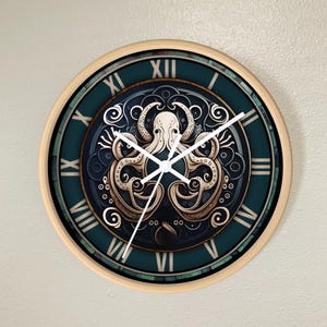 Op de afbeelding: Een ronde wandklok met een tealgroene wijzerplaat en Romeinse cijfers voor de uren. De klok heeft een gedetailleerde illustratie van een octopus met draaiende tentakels in goud en zwart.