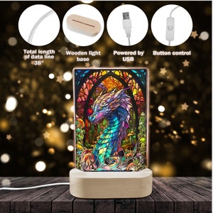 K&ouml;nnte beinhalten: Dekorative LED-Lampe mit farbenfrohem Drachendesign. Die Lampe hat einen Holzsockel und wird &uuml;ber USB betrieben. Die Gesamtl&auml;nge des Datenkabels betr&auml;gt 96.5 cm. Mit Knopfsteuerung.