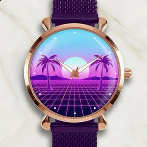 Könnte beinhalten: Roségoldene Armbanduhr mit lila Mesh-Armband. Das Zifferblatt zeigt ein Retro-Design mit Palmen, Sonnenuntergang und Neon-Gitter. Die Uhr hat goldene Zeiger und ein lila Armband.