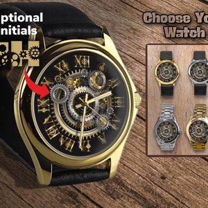 Può includere: Orologio dorato con quadrante nero e ingranaggi intricati visibili attraverso il quadrante. L'orologio ha un cinturino in pelle nera. L'immagine mostra anche altri tre orologi con diversi stili di cinturino: pelle nera, metallo argentato e metallo dorato.