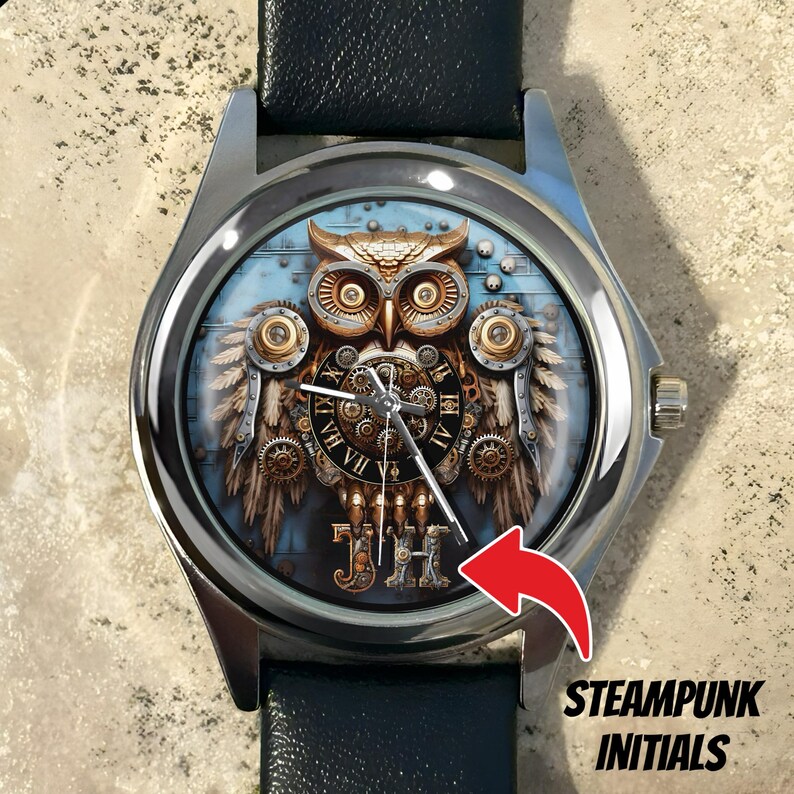 K&ouml;nnte beinhalten: Eine silberne Armbanduhr mit schwarzem Lederarmband. Das Zifferblatt zeigt ein Steampunk-Eulen-Design mit Zahnr&auml;dern, metallischen Akzenten und r&ouml;mischen Ziffern. Auf dem Zifferblatt stehen die Initialen "JH".