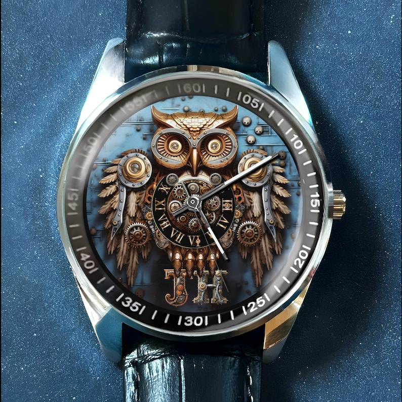 K&ouml;nnte beinhalten: Silberne Armbanduhr mit schwarzem Lederarmband. Das Zifferblatt zeigt ein detailliertes Steampunk-Eulen-Design mit Zahnr&auml;dern, Fl&uuml;geln und r&ouml;mischen Ziffern. Die Uhr hat eine goldfarbene Krone und eine schwarze L&uuml;nette mit wei&szlig;en Markierungen.