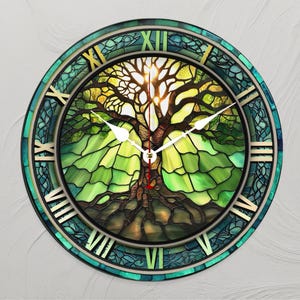 Könnte beinhalten: Runde Wanduhr mit einem Buntglasdesign, das einen Baum mit einem Sonnenuntergrund zeigt. Das Zifferblatt hat römische Ziffern und weiße Zeiger. Der äußere Rand ist türkis und die Zeiger sind weiß.