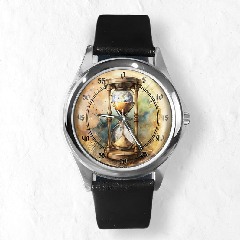 K&ouml;nnte beinhalten: Silberne Armbanduhr mit schwarzem Lederarmband. Das Zifferblatt zeigt ein Aquarell-Stundenglas-Design mit einem Globus im Inneren. Der Hintergrund hat einen Aquarelleffekt mit Blau-, Gr&uuml;n- und Gelbt&ouml;nen. Die Uhr hat eine Minutenanzeige am Rand.