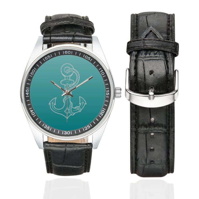 Puede incluir: Un reloj de pulsera plateado con una correa de cuero negro. La esfera del reloj tiene un fondo degradado turquesa con un dise&ntilde;o de ancla blanca. Los n&uacute;meros en la esfera del reloj son negros.
