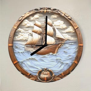 Könnte beinhalten: Runde Wanduhr mit einem detaillierten Relief eines Segelschiffs auf stürmischer See unter einem bewölkten Himmel. Die Uhr hat einen Holzrahmen mit dekorativen Elementen und schwarzen Zeigern. Das nautische Thema verleiht Charme.