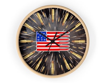 Horloge drapeau américain, horloges patriotiques, cadeau pour drapeau vétéran, cadeaux drapeau américain pour lui, balles et feux d'artifice, horloge homme des cavernes, cadeau Saint-Valentin