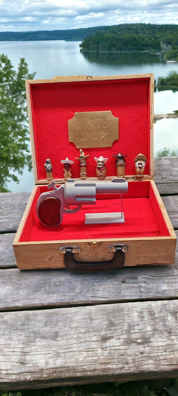 ロジャー・ラビットのピストル（弾丸とケース付き） - Etsy 日本