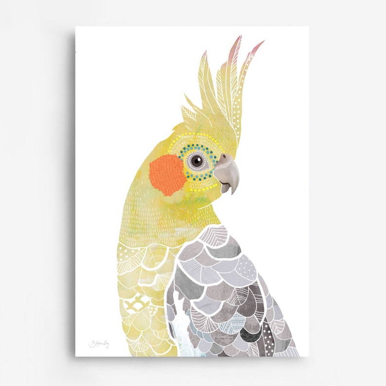 Puede incluir: Ilustraci&oacute;n en acuarela de una cacat&uacute;a. El ave tiene plumas amarillas, grises y naranjas con patrones decorativos. La obra de arte est&aacute; sobre un fondo blanco.